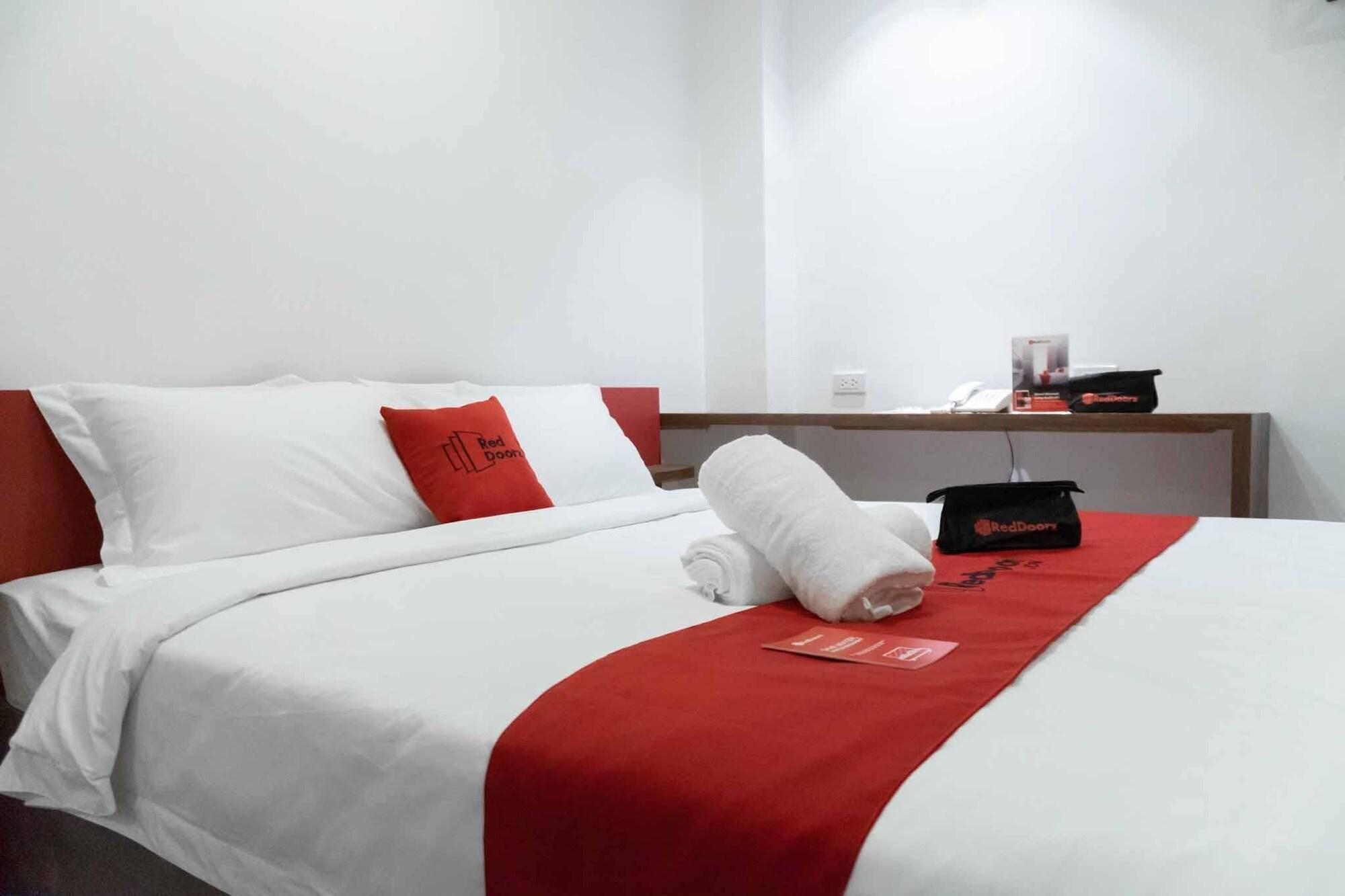 Reddoorz Plus At Mm Hotel Las Pinas Former Reddoorz Plus Near Bamboo Organ Exterior photo